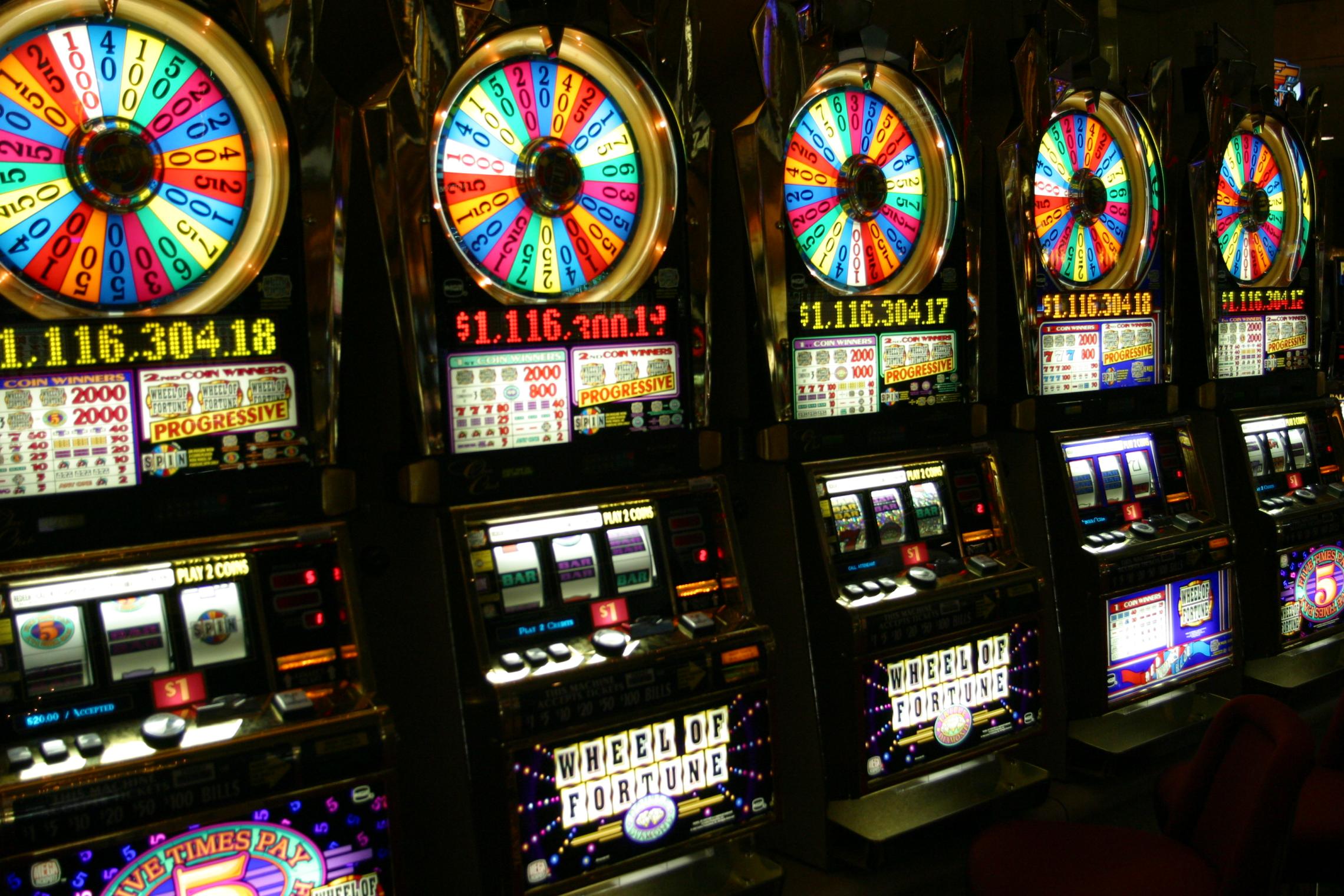 how does a casino slot machine work